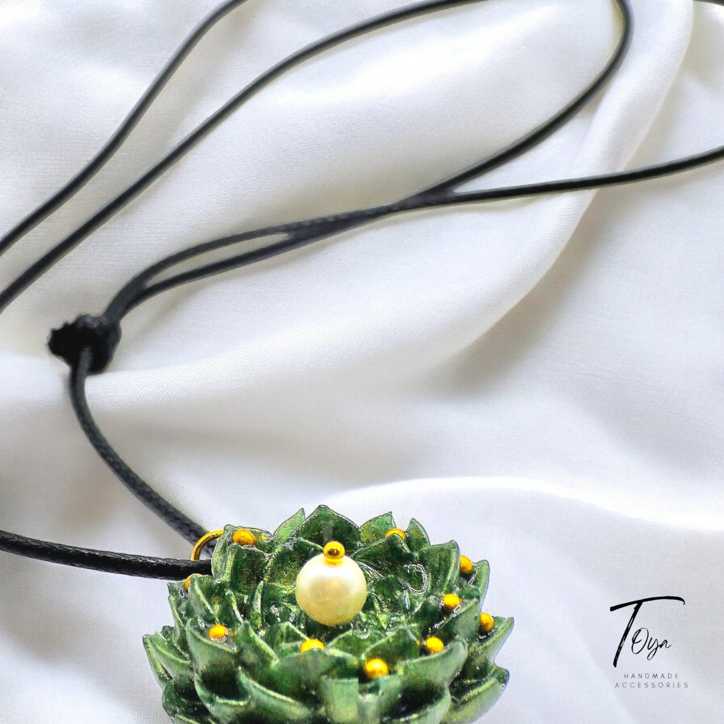 Resin Flower with Pearl and Crystal Beads Leather Chain Necklace for Women and Girls