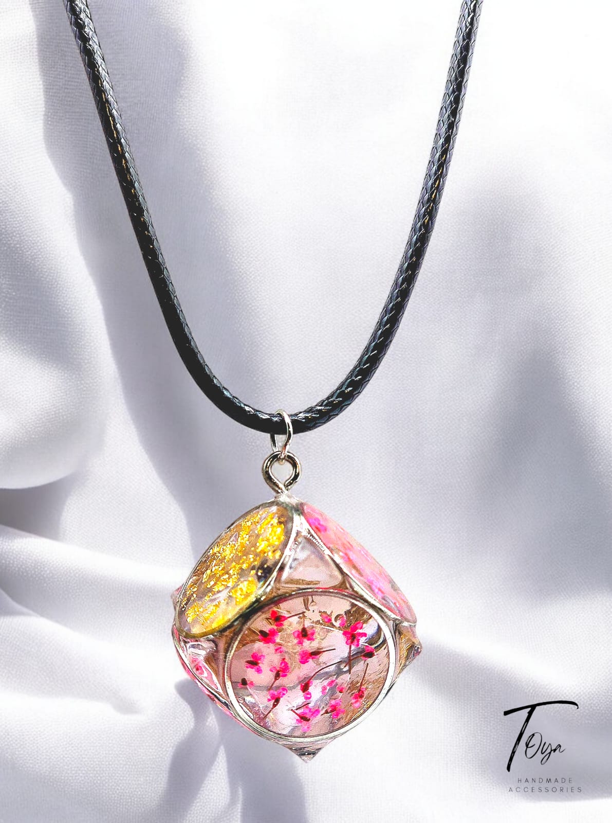 Multi-faces Golden and Flowers Resin Pendant and Leather Chain Necklace for Women and Girls